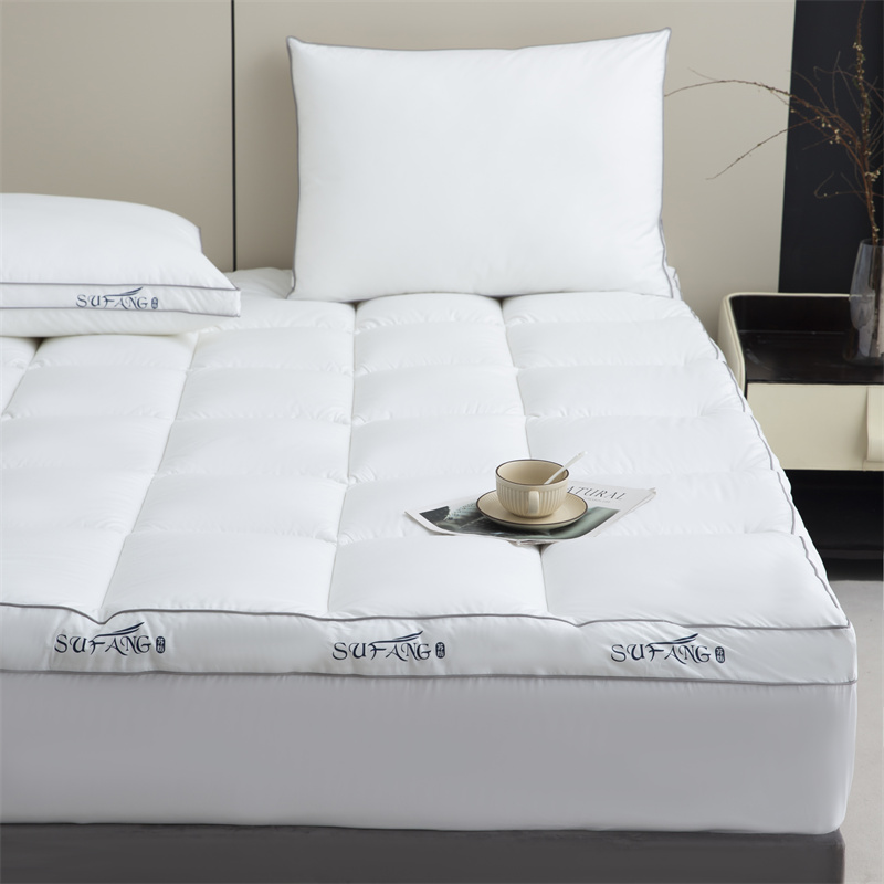 Customized Print Logo Microfiber Filling 40s Downproof Fabric na may Piping Mattress Topper Customized Print Logo Microfiber Filling 40s Downproof Fabric na may Piping Mattress Topper